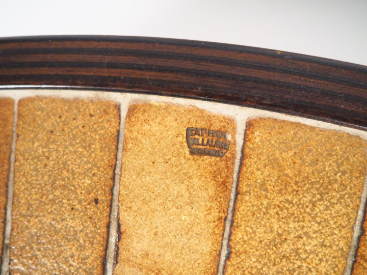 CAPRON.  Table basse circulaire plateau en céramique brune, à décor de