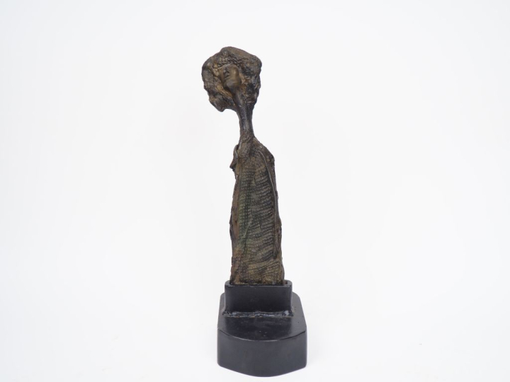 Sculpture contemporaine en plomb "Jeune africaine".  Signée  H. 49 cm