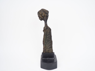 Vente aux enchères Sculpture contemporaine en plomb "Jeune africaine".  Signée  H. 49 cm