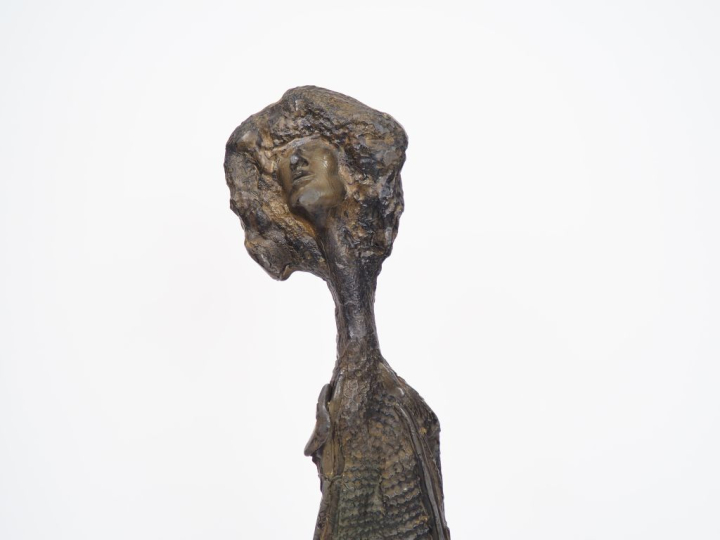 Sculpture contemporaine en plomb "Jeune africaine".  Signée  H. 49 cm