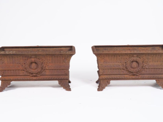 Vente aux enchères Paire de jardinières rectangulaires en fonte.  Dim.38 x 72 x 36,5 cm