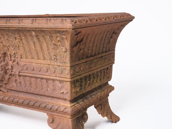 Paire de jardinières rectangulaires en fonte.  Dim.38 x 72 x 36,5 cm