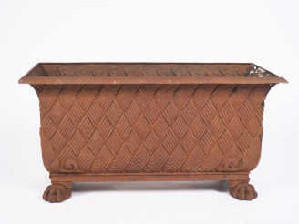 Vente aux enchères Une jardinière rectangulaire en fonte. Dim. 35 x 70 x 35 cm