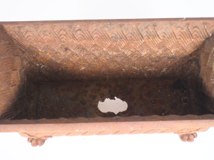 Une jardinière rectangulaire en fonte. Dim. 35 x 70 x 35 cm