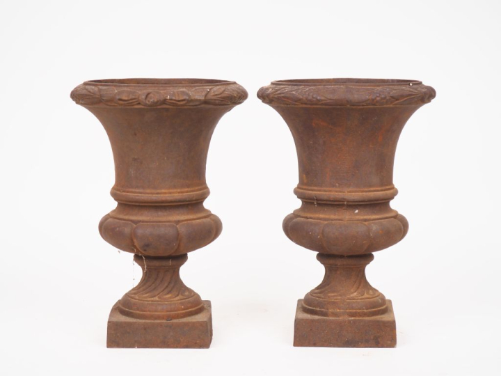 Paire de vases Médicis en fonte.  H. 29,5 cm