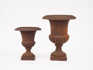 Vente aux enchères 2 différents vases Médicis en fonte. H. 35 cm et 25 cm (base érrodée)