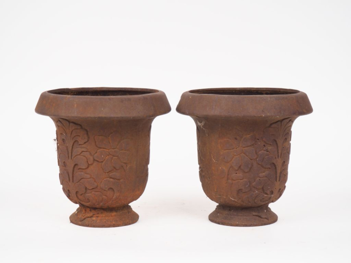 Paire de cache pots en fonte à décor de fleurs.  H. 22 cm
