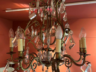 Vente aux enchères Lustre à pampilles en cristal, monture en bronze, éclairant à 8 lumièr