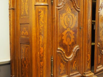 Exceptionnelle armoire alsacienne XVIIIème en noyer, placage de noyer 