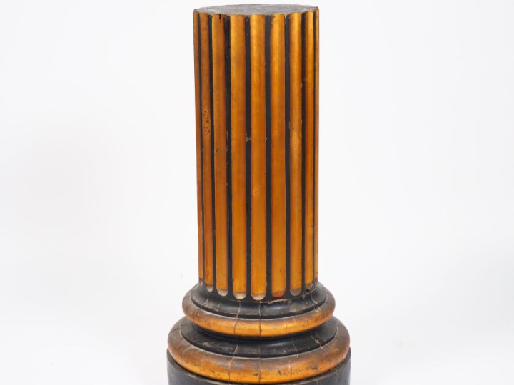 Sellette XIXème en forme de colonne tronquée, cannelée en bois doré et