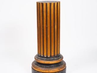 Vente aux enchères Sellette XIXème en forme de colonne tronquée, cannelée en bois doré et