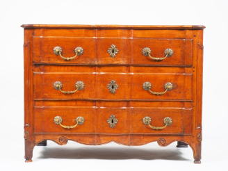 Vente aux enchères Commode XVIIIème en noyer, ouvrant à trois tiroirs en façade sur trois