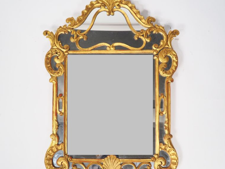 Glace de cheminée à parecloses en bois et stuc doré à décor de feuilla