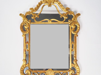 Vente aux enchères Glace de cheminée à parecloses en bois et stuc doré à décor de feuilla