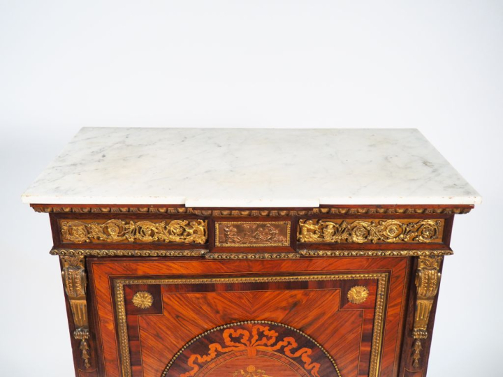 Meuble d'appui Napoléon III de style Louis XVI en marqueterie, à décor