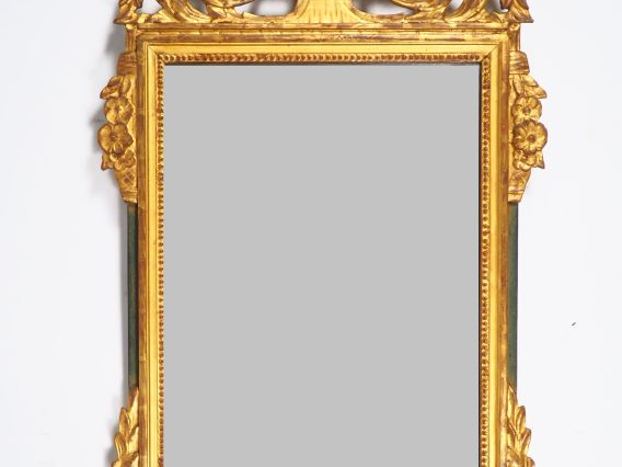 Miroir de style Louis XVI en bois sculpté et doré, fronton ajouré à dé