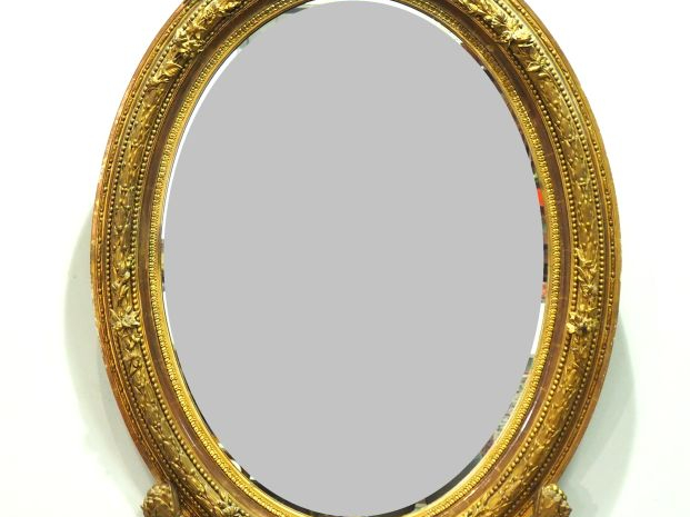 Glace médaillon Napoléon III de style Louis XVI en bois et stuc doré, 