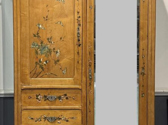 Vente aux enchères Mobilier 1900 comprenant une armoire à glace et un chevet en bois blon
