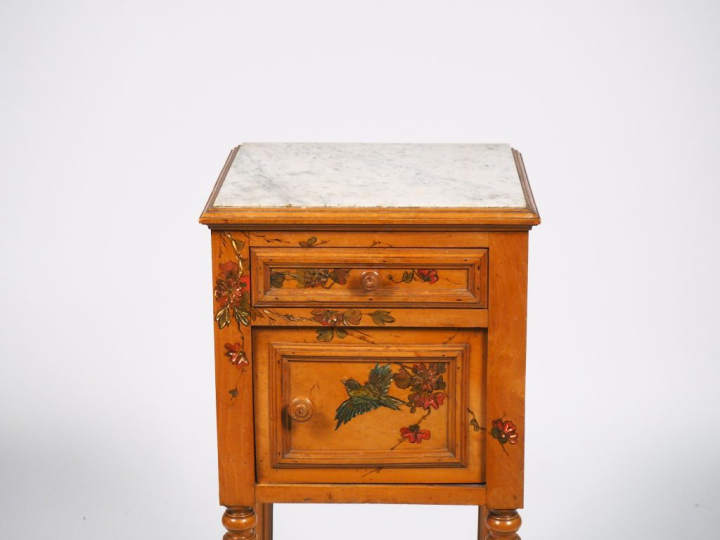 Mobilier 1900 comprenant une armoire à glace et un chevet en bois blon