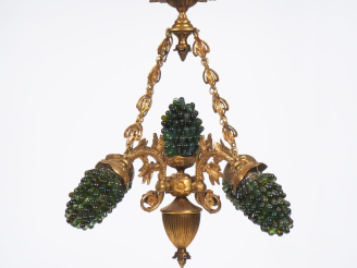 Vente aux enchères Suspension à cinq lumières en métal et verre à décor de grappes de rai