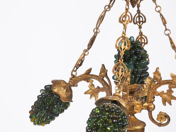 Suspension à cinq lumières en métal et verre à décor de grappes de rai