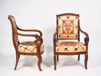 Vente aux enchères Paire de fauteuils à crosse Restauration en noyer. Garniture de tissu 