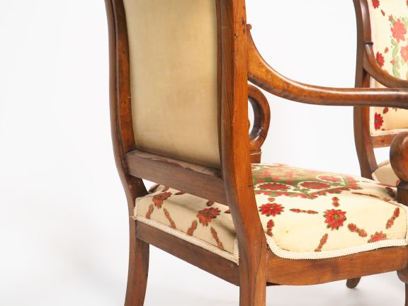 Paire de fauteuils à crosse Restauration en noyer. Garniture de tissu 
