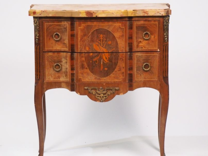 Commode sauteuse de style Transition en marqueterie, à décor de trophé