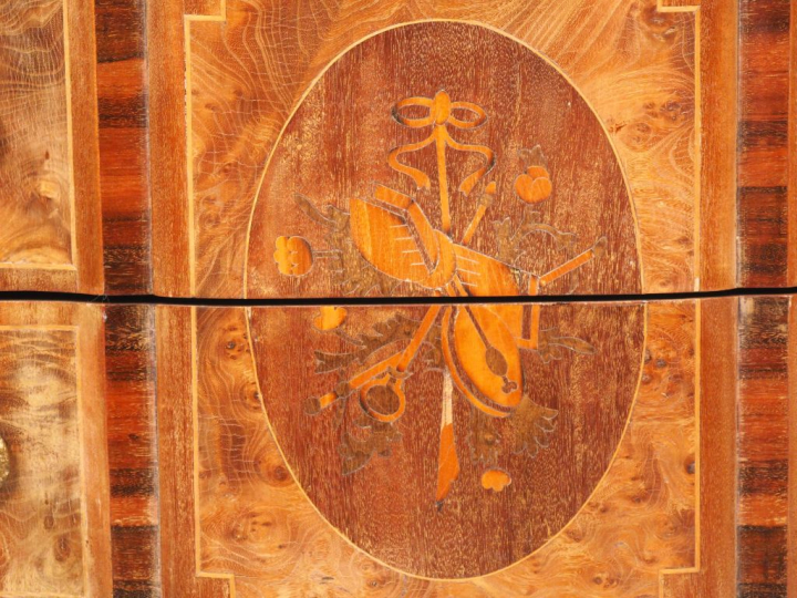 Commode sauteuse de style Transition en marqueterie, à décor de trophé