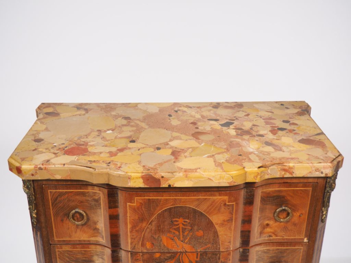 Commode sauteuse de style Transition en marqueterie, à décor de trophé