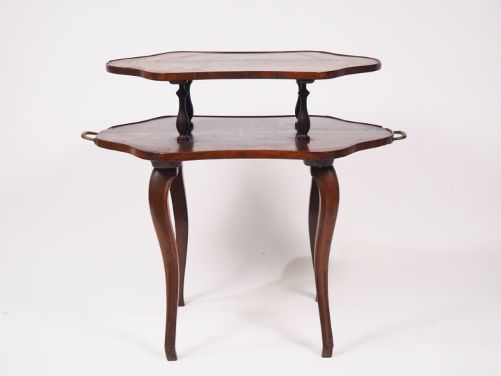 Table à thé Napoléon III en palissandre, deux plateaux, pieds cambrés.