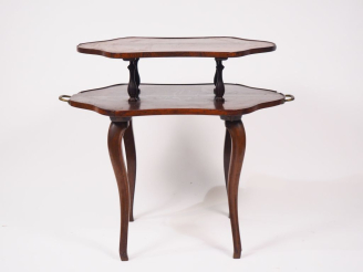 Vente aux enchères Table à thé Napoléon III en palissandre, deux plateaux, pieds cambrés.