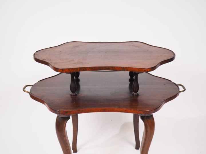 Table à thé Napoléon III en palissandre, deux plateaux, pieds cambrés.