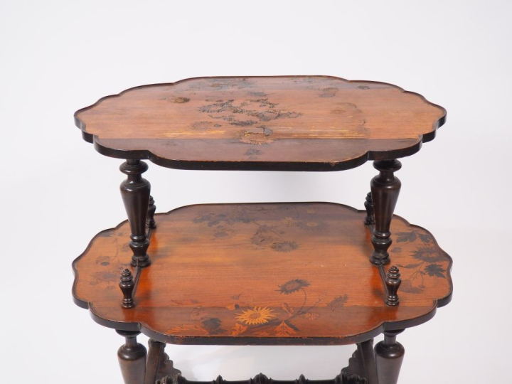 Desserte fin XIXème en marqueterie, à décor de fleurs, deux plateaux (