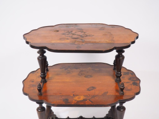 Vente aux enchères Desserte fin XIXème en marqueterie, à décor de fleurs, deux plateaux (