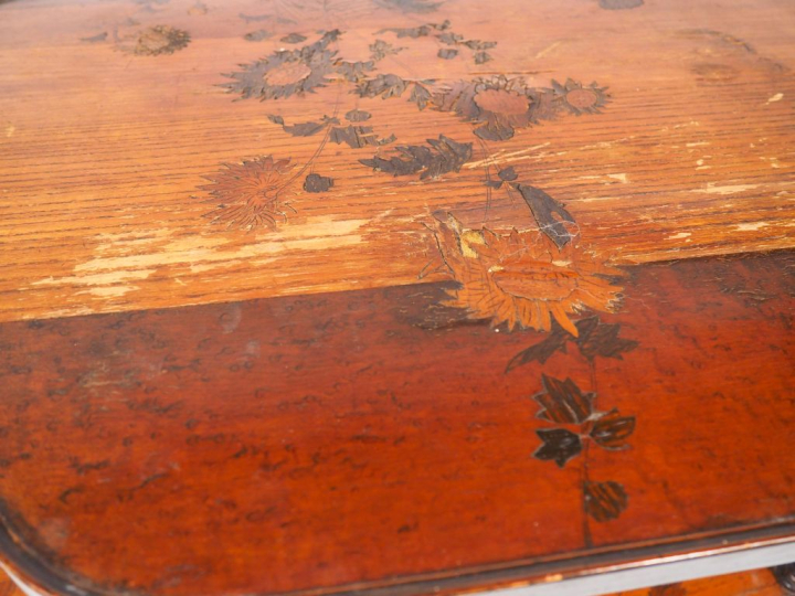 Desserte fin XIXème en marqueterie, à décor de fleurs, deux plateaux (