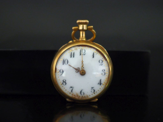 Vente aux enchères Montre de col en or jaune 750.  Cadran à chiffres arabes pour les heur