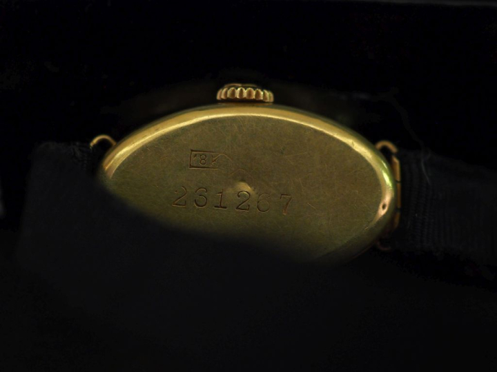 Montre bracelet de dame, boitier en or jaune 750.  Cadran de forme ova