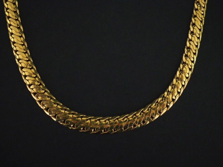 Collier souple en or jaune 750, maille plate fantaisie en chute.  Long