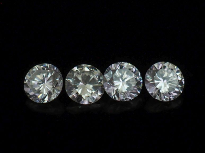 Ensemble comprenant quatre diamants sur papier pesant chacun 0,2 ct en