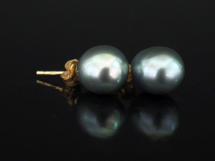 Paire de puces d'oreilles en or jaune 750, serties d'une perle grise d