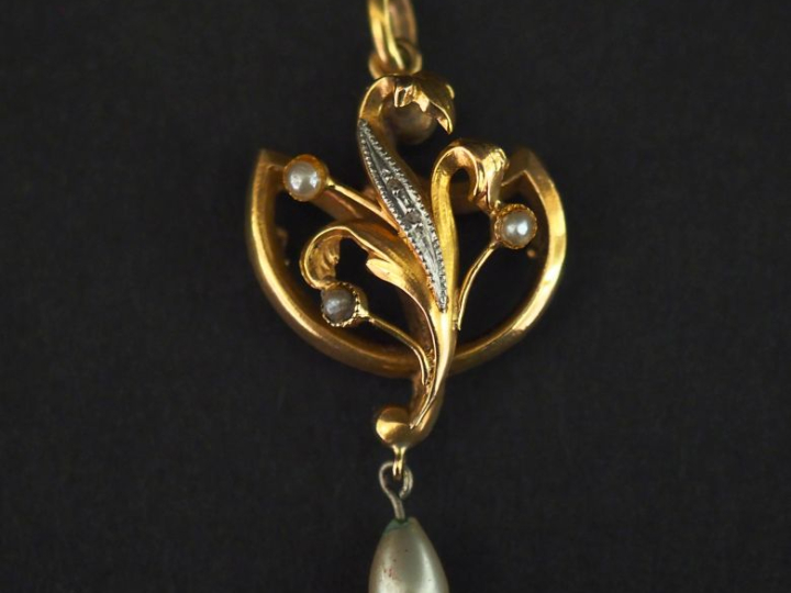 Pendentif de style Art Nouveau en or jaune 750, à décor ajouré de feui