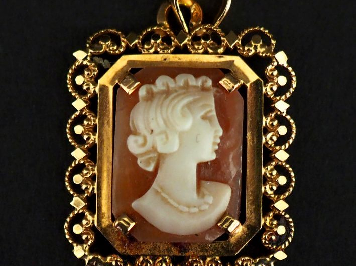 Pendentif rectangulaire en or jaune 750, serti en son centre d'un camé