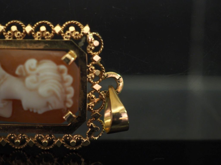 Pendentif rectangulaire en or jaune 750, serti en son centre d'un camé