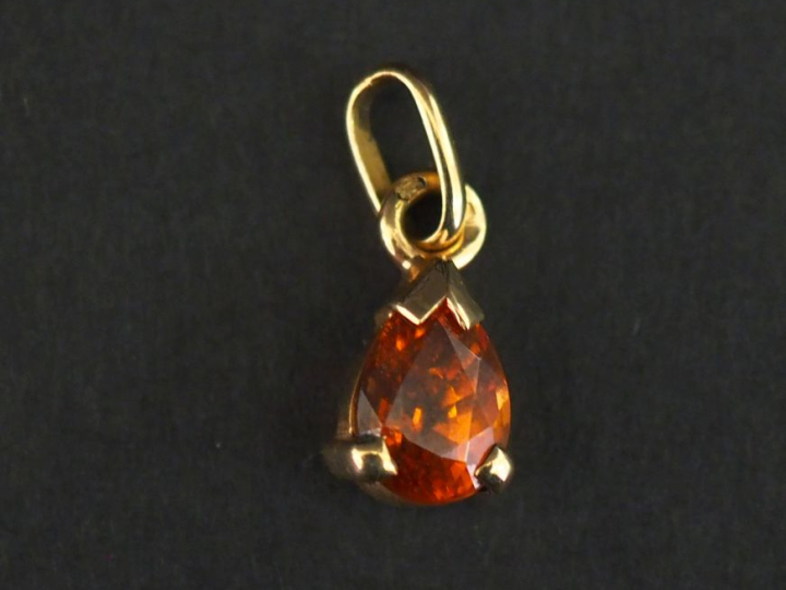 Petit pendentif en forme de goutte en or jaune 750, serti en son centr
