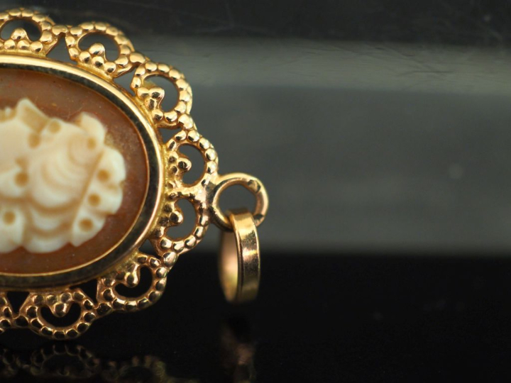 Pendentif ovale en or jaune 750, serti en son centre d'un camée figura