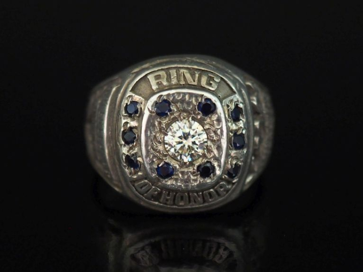 Bague de forme chevalière en argent, sertie en son centre d'un diamant