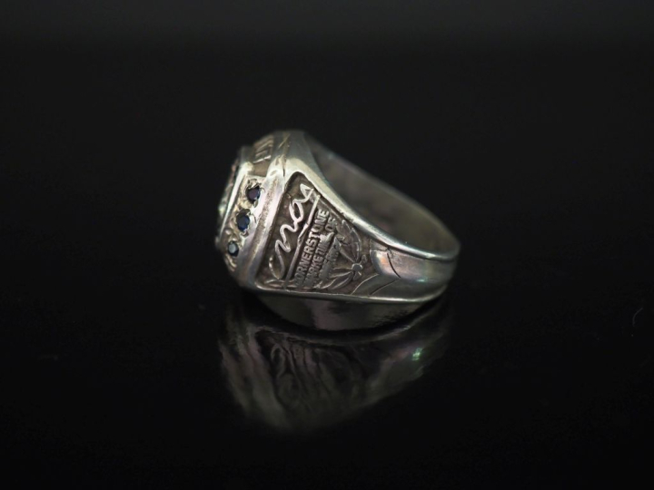 Bague de forme chevalière en argent, sertie en son centre d'un diamant