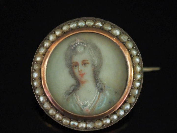 Broche en argent de style Louis XVI, sertie en son centre d'une miniat