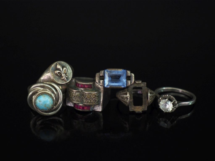 Ensemble comprenant :  - une bague de forme chevalière en argent, à dé